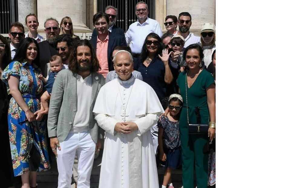 Papa Francisco posa com elenco de série 