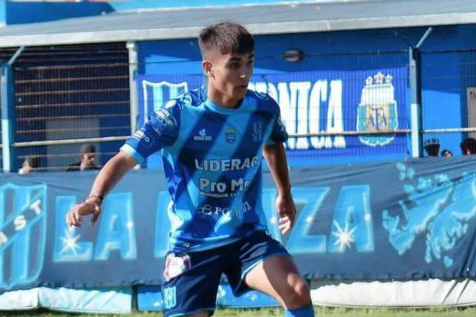 Jogador de futebol com a camisola do Liderar Pro M em campo