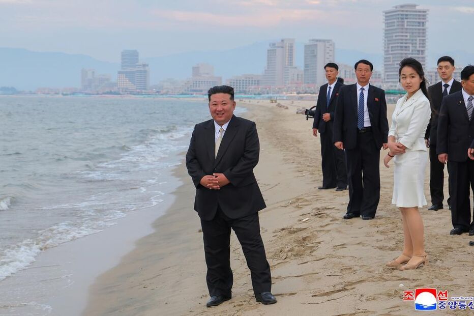 Kim Jong-un inaugura estância turística Kalma em Wonsan, Coreia do Norte, com família