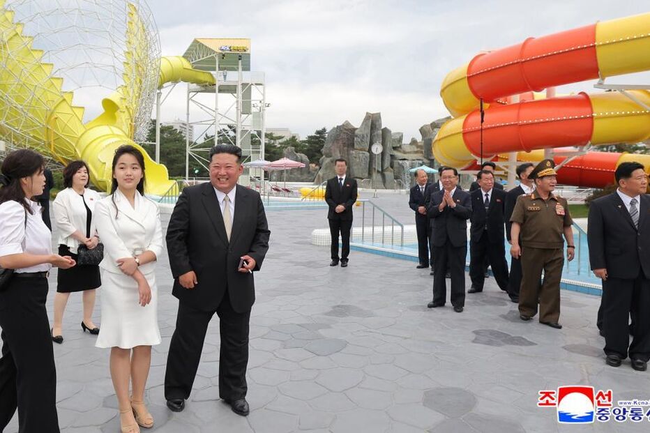 Kim Jong-un, Ri Sol-ju e filha inauguram resort Kalma em Wonsan, Coreia do Norte