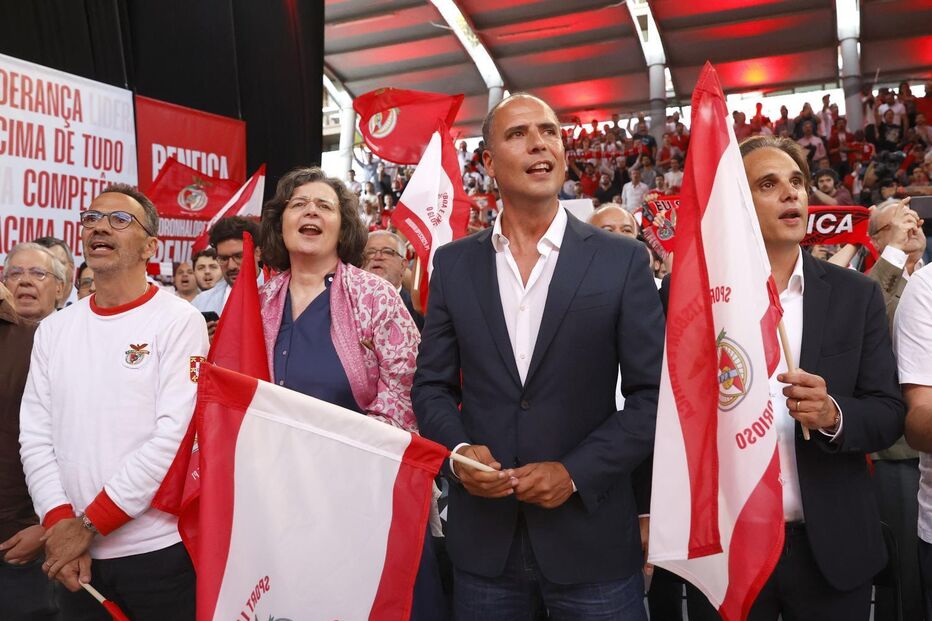 Benfiquistas mostram apoio com bandeiras e cânticos