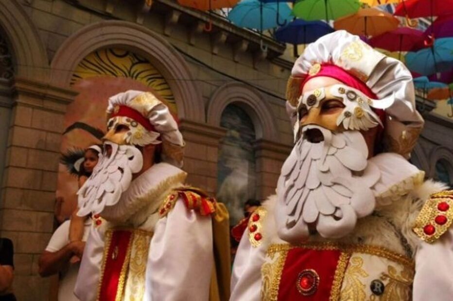 AgitÁgueda 2025: Daniela Mercury e outros artistas celebram com chapéus coloridos em Águeda.
