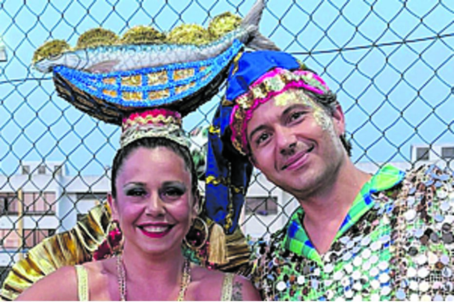 Casal posa com trajes de carnaval