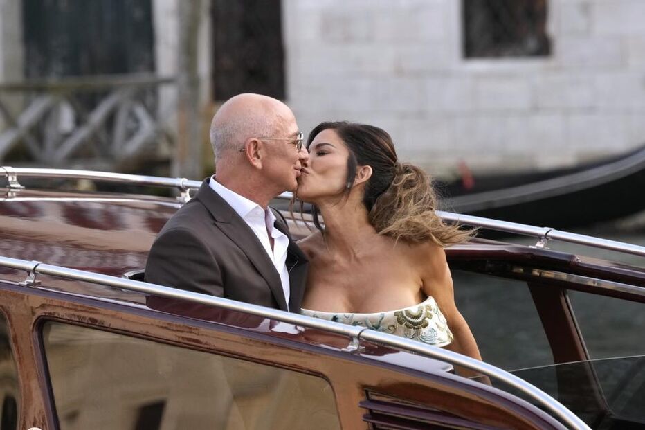 Jeff Bezos e Lauren Sánchez em clima de romance em Veneza