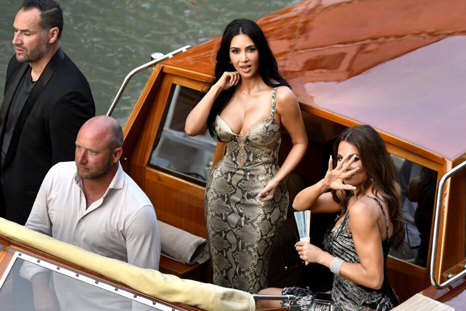 Kim Kardashian num barco em Veneza para o casamento de Jeff Bezos