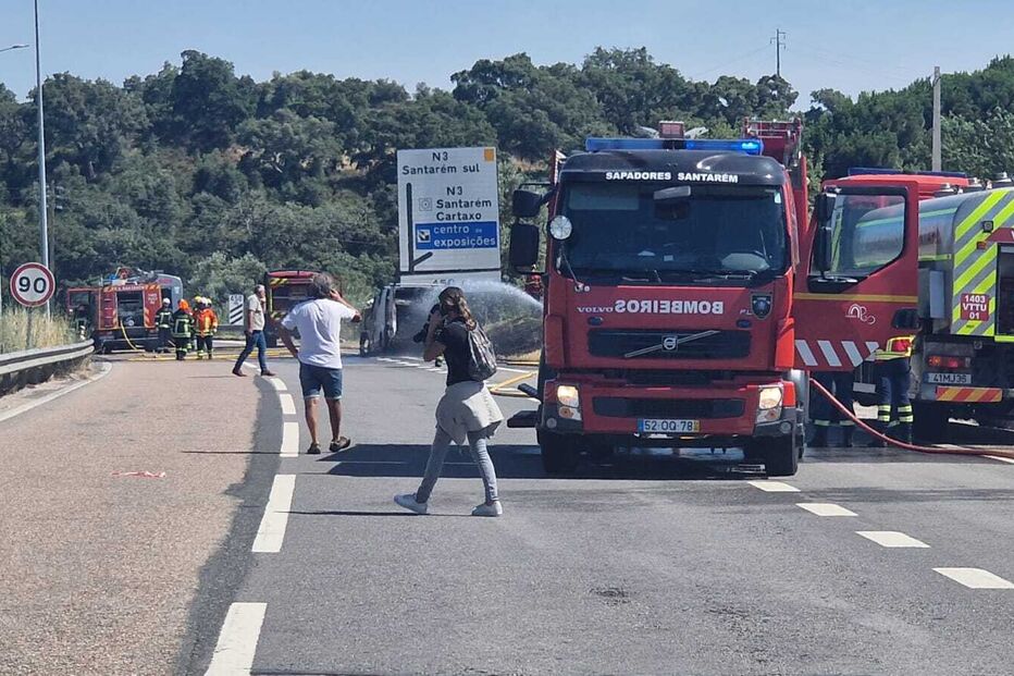 Bombeiros de Santarém combatem incêndio na N3, perto de Santarém.

