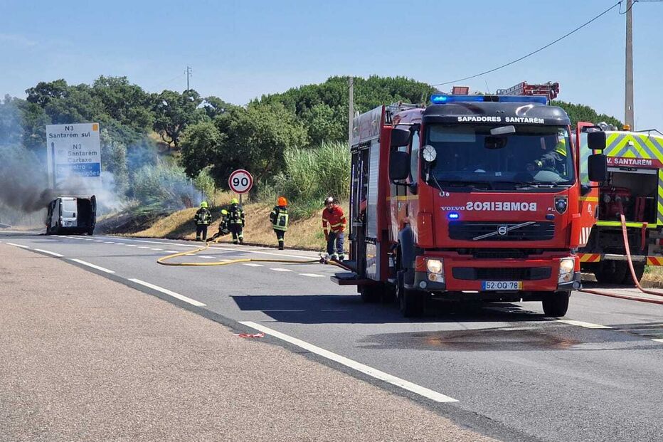 Bombeiros combatem incêndio em viatura perto de Santarém, na N3