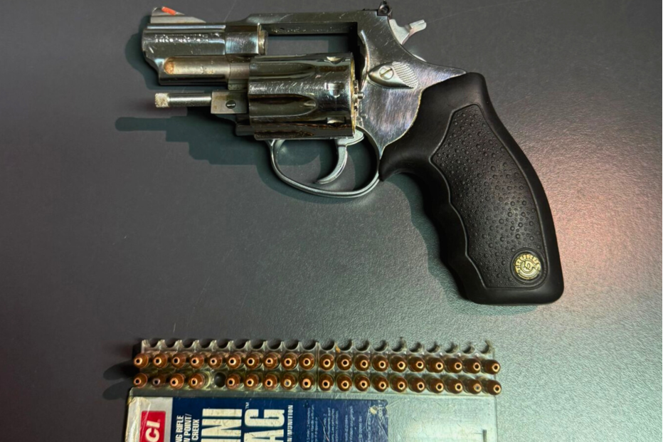 Revólver e munições Mini Mag apreendidos pela Polícia de Segurança Pública