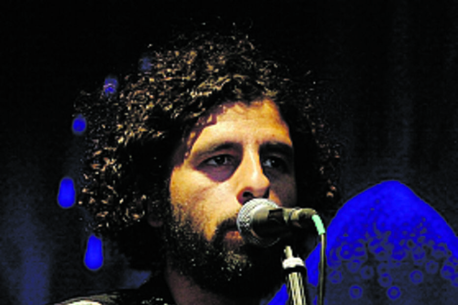 José González atua num evento com outros artistas.
