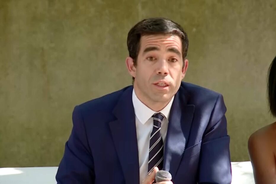 Leitão Amaro discursa ao lado de outra pessoa num evento