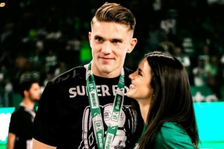 Gyokeres celebra com Inês Aguiar e amigos