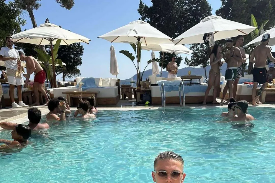 Gyokeres aproveita as férias com amigos numa piscina, enquanto Inês Aguiar está ausente