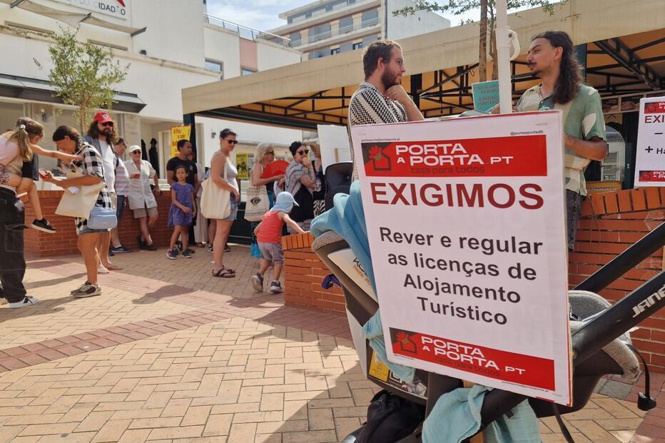Manifestantes em Faro exigem revisão de licenças de alojamento turístico
