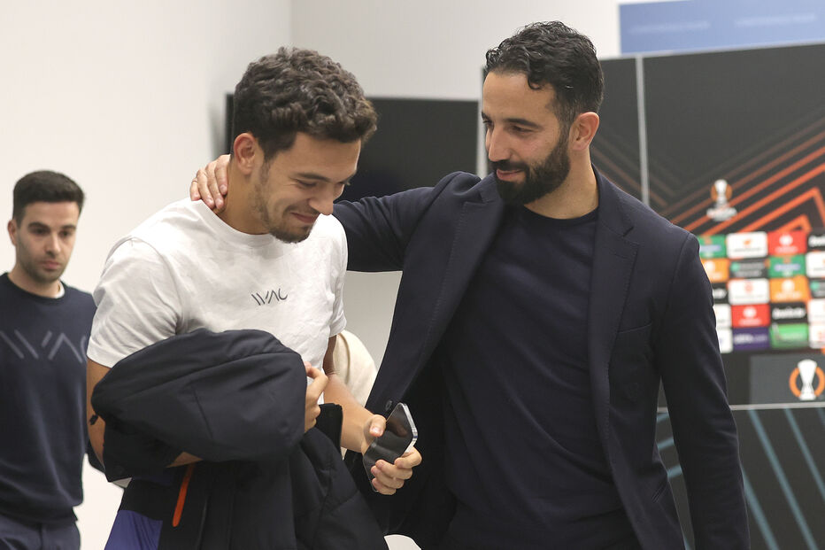 Jogadores de futebol chegam ao estádio para jogo da Liga Europa