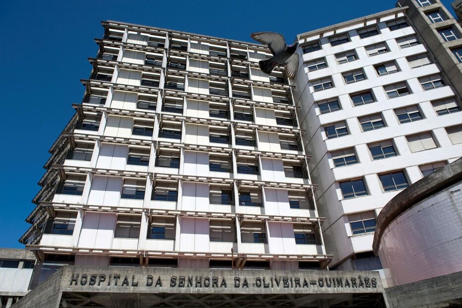 Pais esfaqueados em Vizela recebem alta do Hospital de Guimarães, mas o filho continua em fuga