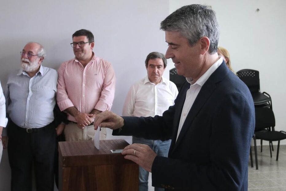 José Luís Carneiro vota nas eleições diretas do PS em Baião