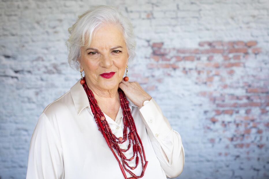 Retrato de senhora elegante com batom e colar vermelho