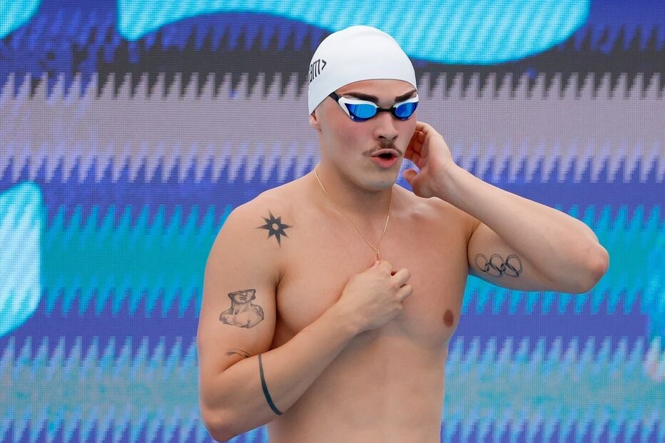 Nadador com touca e óculos prepara-se para a competição