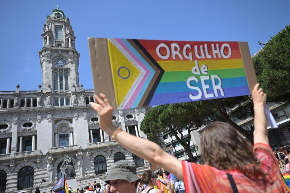 Porto marcha pelo orgulho LGBTQIA+ com milhares nas ruas e cartazes impactantes