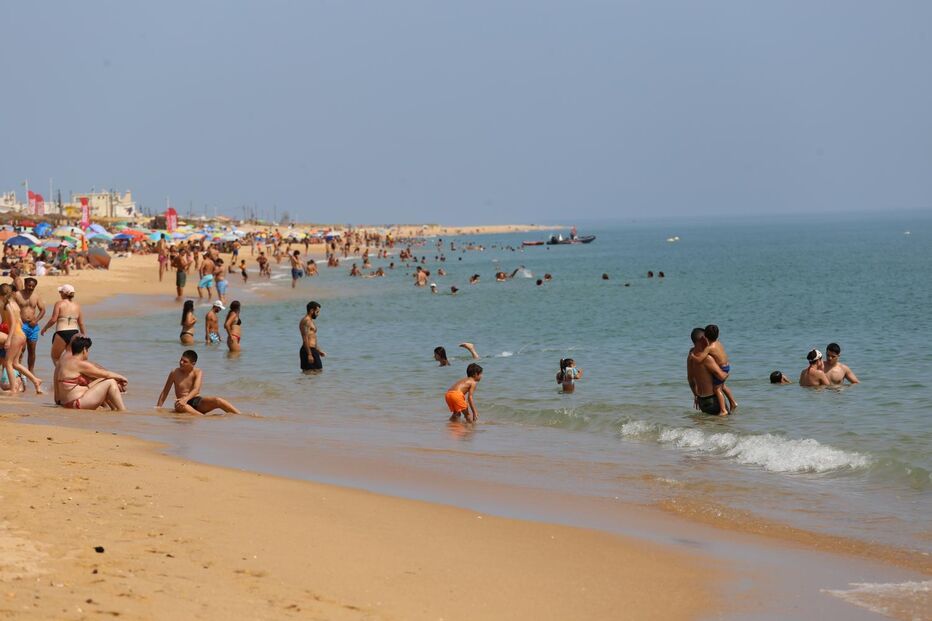 Ondas de calor em Portugal levam pessoas para a praia em Lisboa, Setúbal e Faro