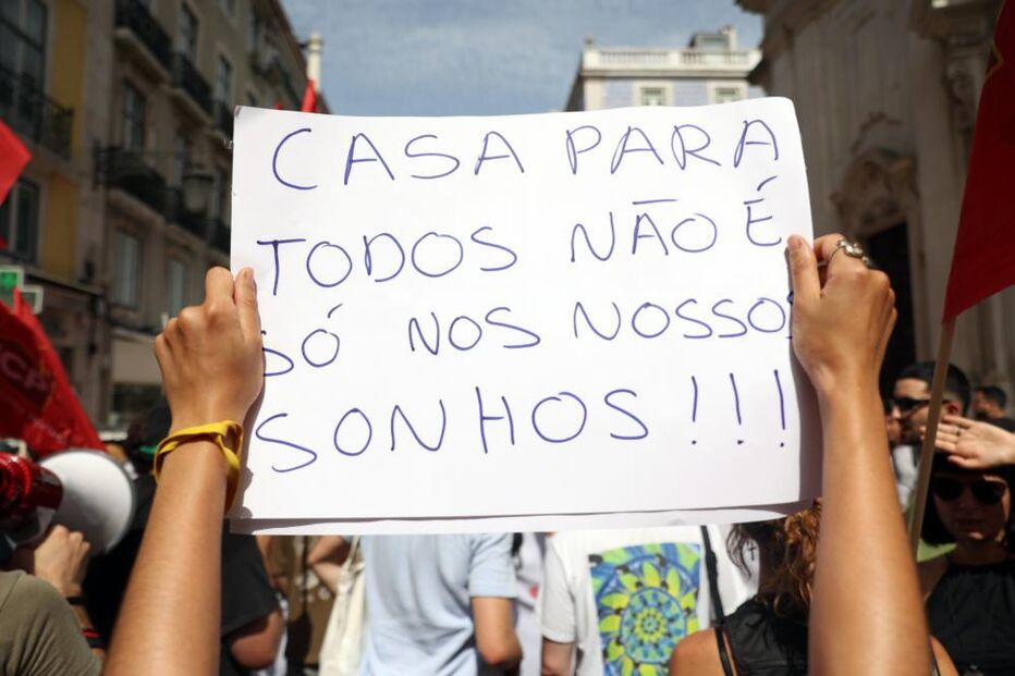 Manifestação em Lisboa defende habitação: 