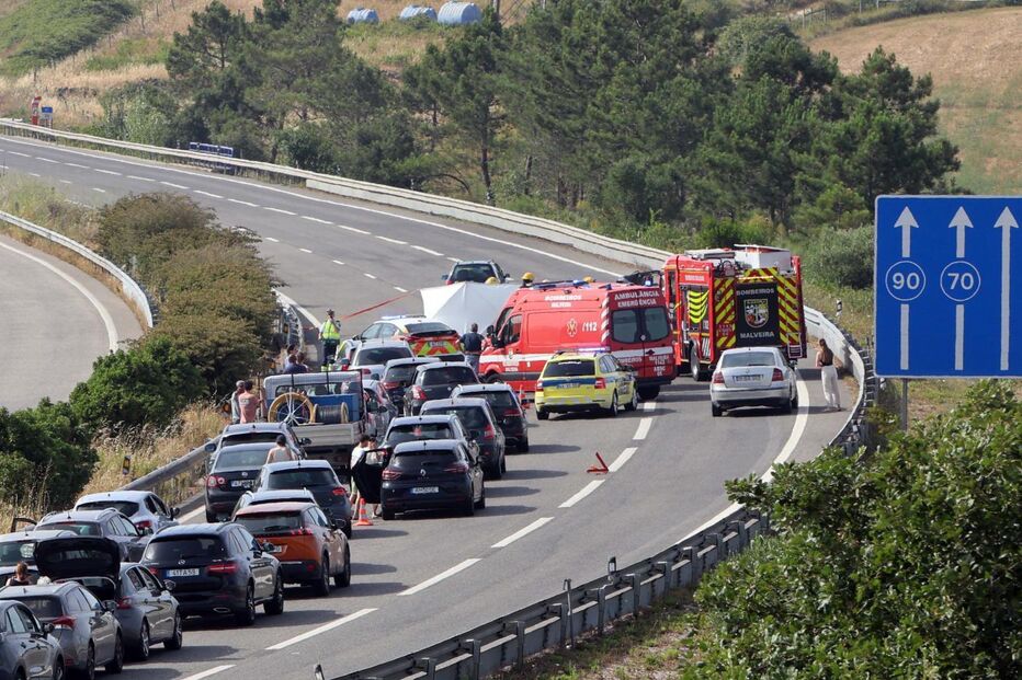 Colisão na A8, em Mafra, causa morte e feridos; circulação interrompida