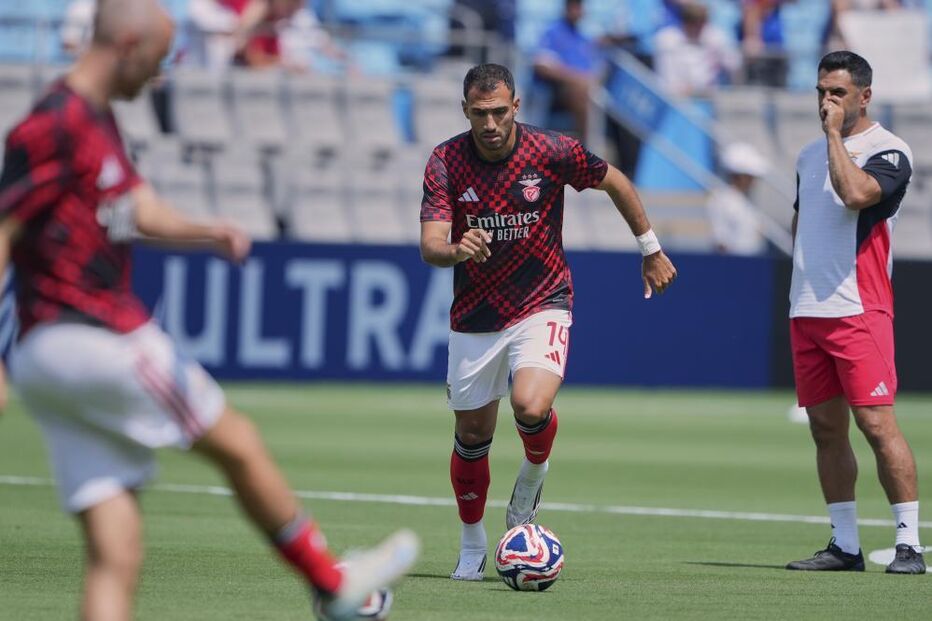Jogo entre Benfica e Chelsea em Charlotte, com destaque para Di María