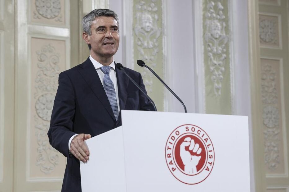 José Luís Carneiro assume a liderança do PS, numa fase difícil para o partido