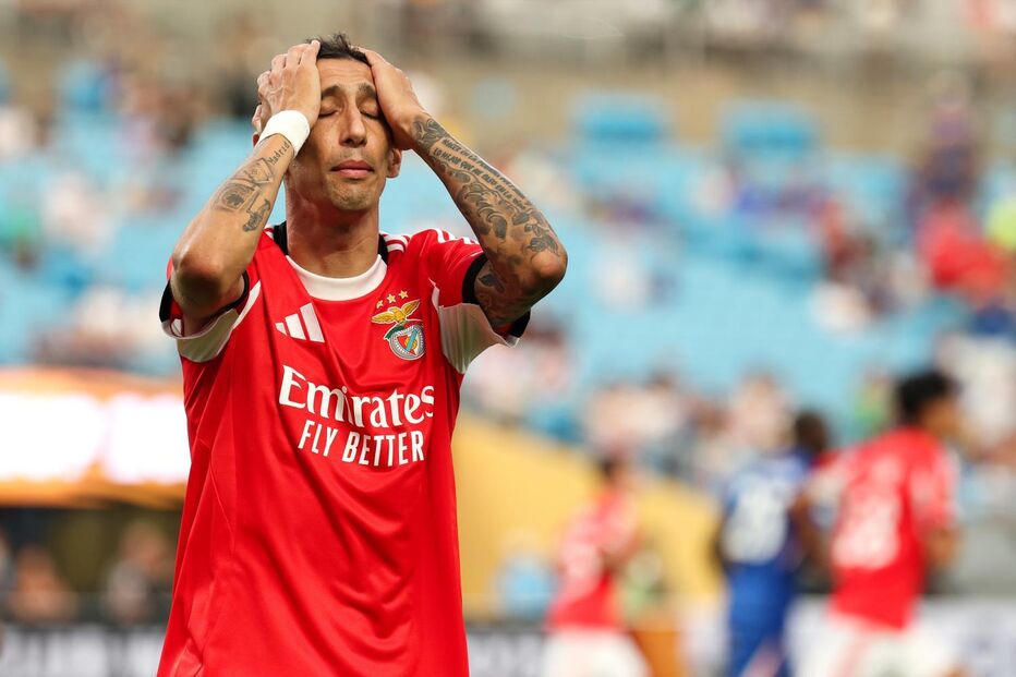 Di María lamenta interrupção de jogo Benfica-Chelsea por mau tempo