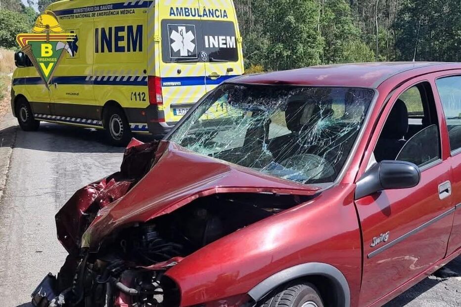 Colisão entre carro e mota causa um morto e um ferido em Santo Tirso