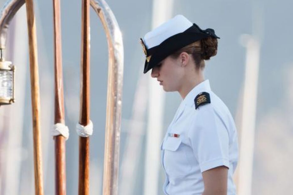 Militar da marinha espanhola num navio com a bandeira de Espanha