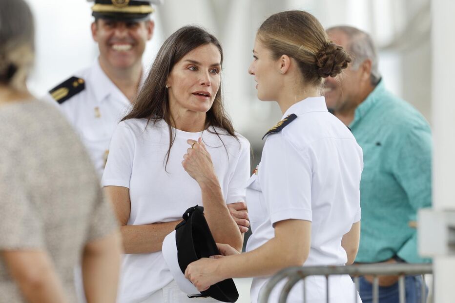 Rainha Letizia conversa com a princesa Leonor, vestida de uniforme militar