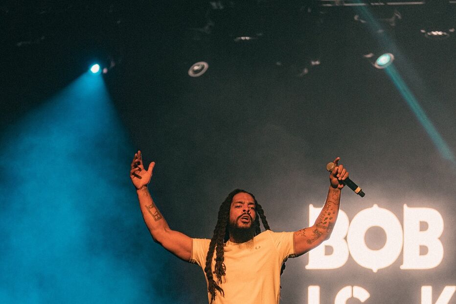 Bob Vylan faz declarações sobre Israel e Palestina em Glastonbury