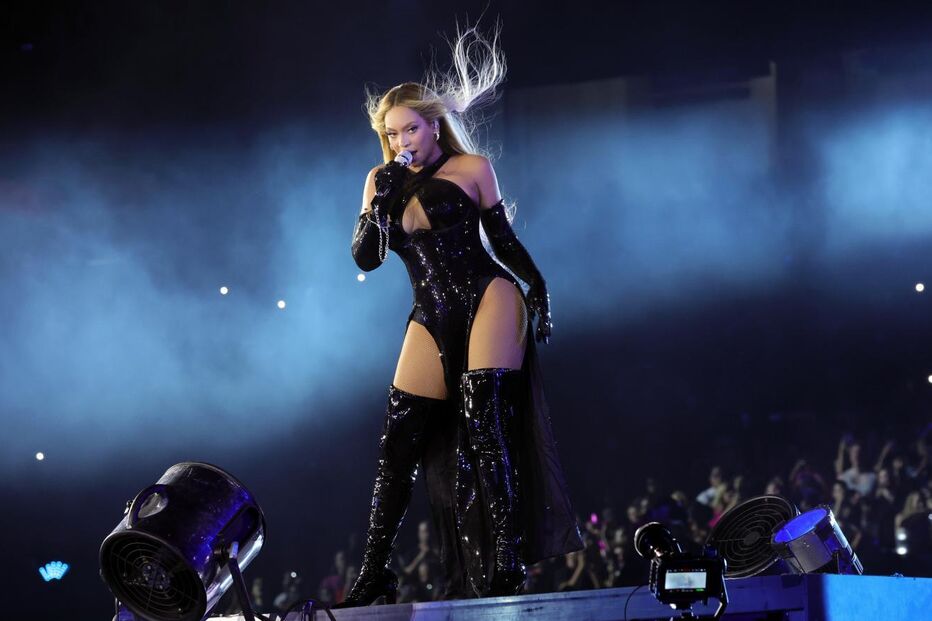 Beyoncé interrompe atuação em Houston após falha técnica em carro suspenso
