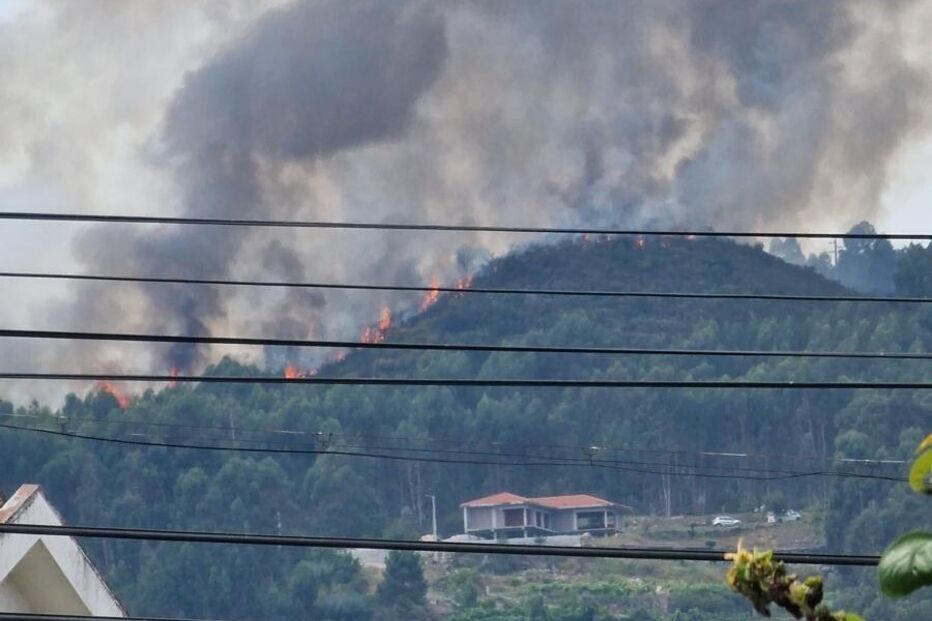 Incêndio deflagra em Louredo, Póvoa de Lanhoso, mobilizando bombeiros e meios aéreos