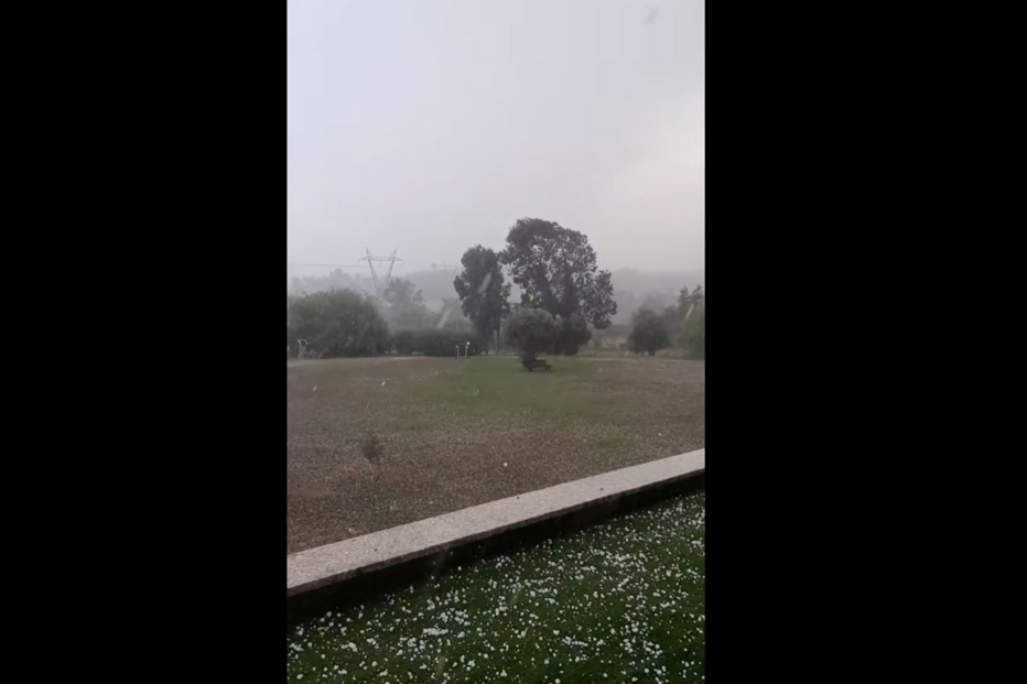 Chuva de granizo num dia com céu nublado