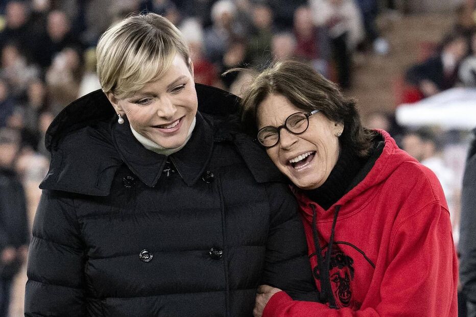 Charlene do Mónaco e Carolina do Mónaco sorriem juntas num evento