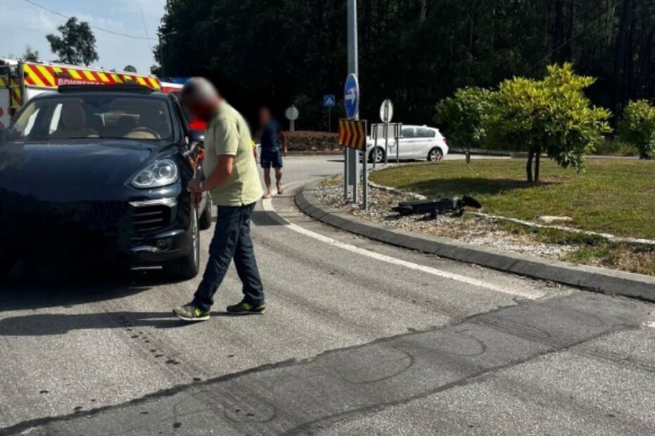 Acidente envolve carro e mota, com bombeiros no local