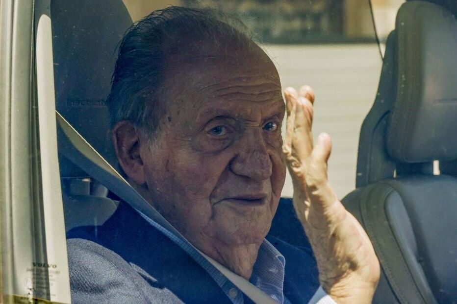 Juan Carlos, ex-rei de Espanha, acena dentro de um carro