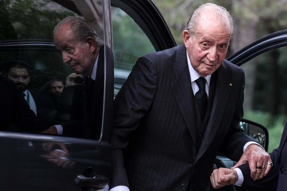 Juan Carlos sai de um carro com apoio