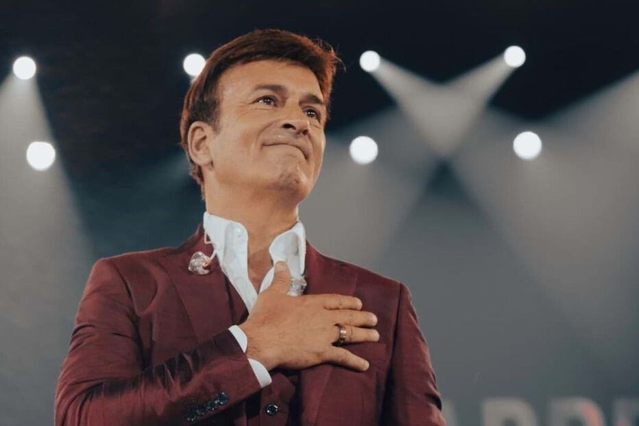 Tony Carreira atua num palco com luzes