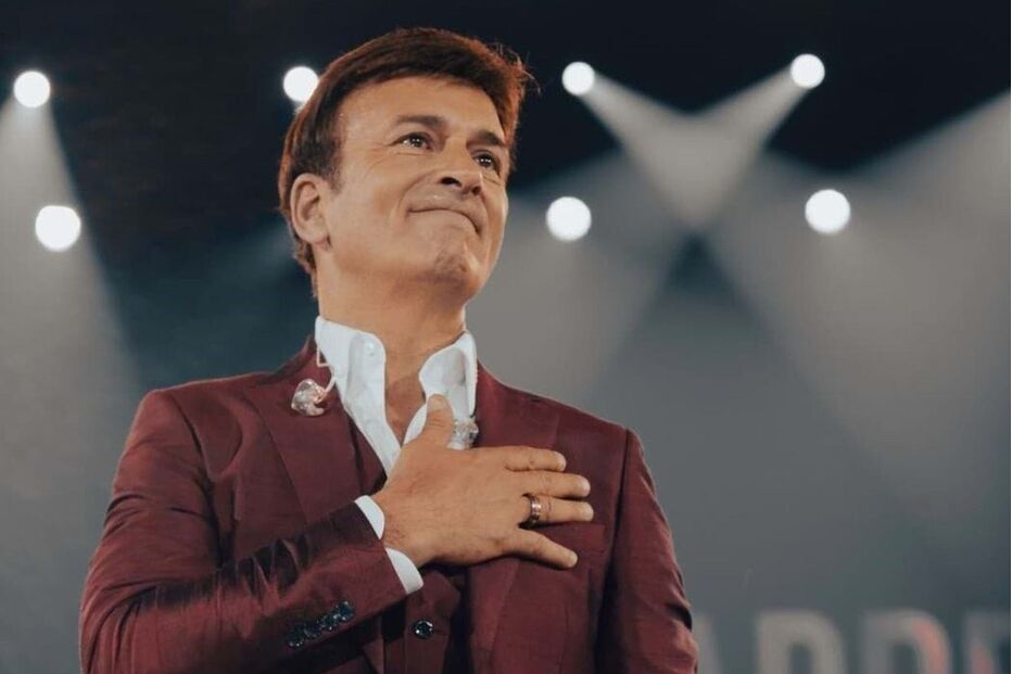 Tony Carreira atua num palco com luzes