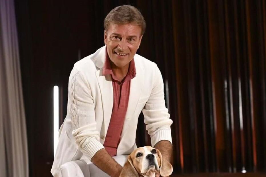 João Baião surge com um cão, num ambiente calmo