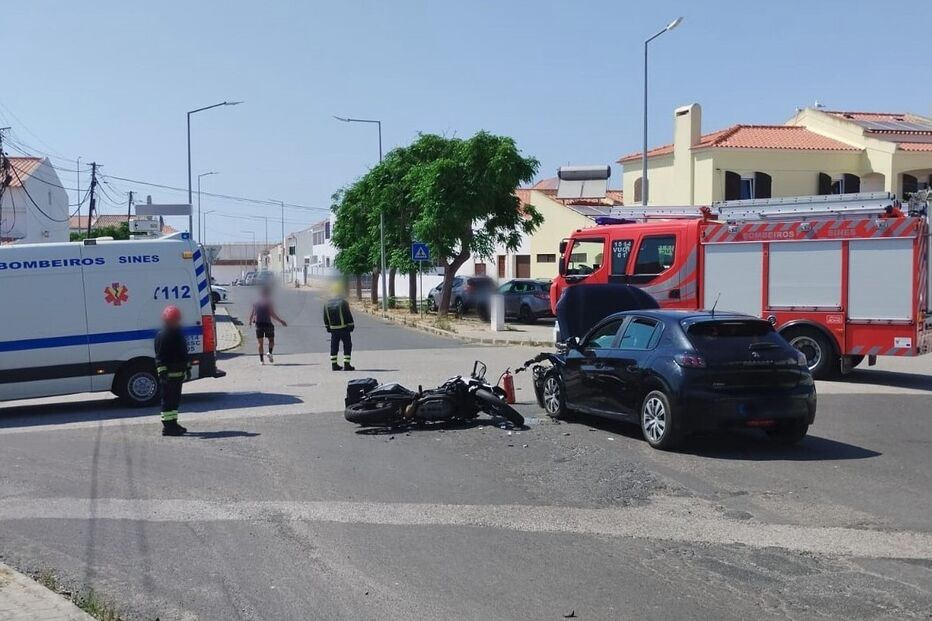 Colisão entre carro e mota faz um ferido grave em Sines