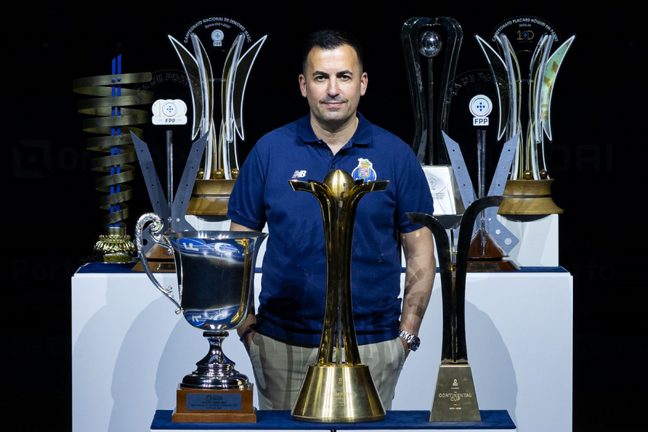 Homem posa com taças do Campeonato Nacional de Hóquei em Patins