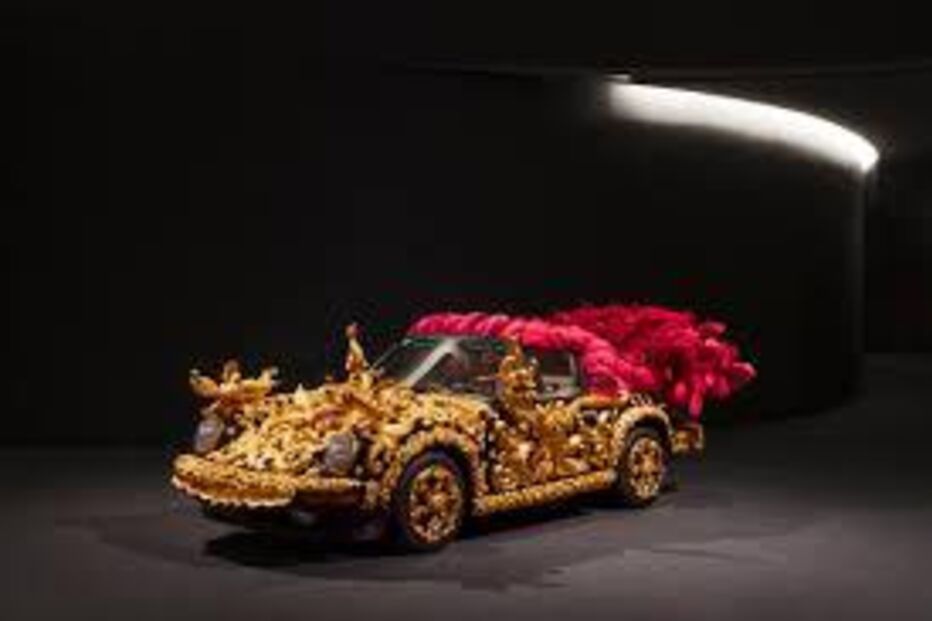 Porsche reinventado por Joana Vasconcelos evoca exuberância e tradição portuguesa no Museu de Artes Decorativas
