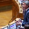 <![CDATA[ Carneiro anuncia "abstenção exigente" do PS na votação do Orçamento do Estado para 2026 apesar de criticar proposta ]]>