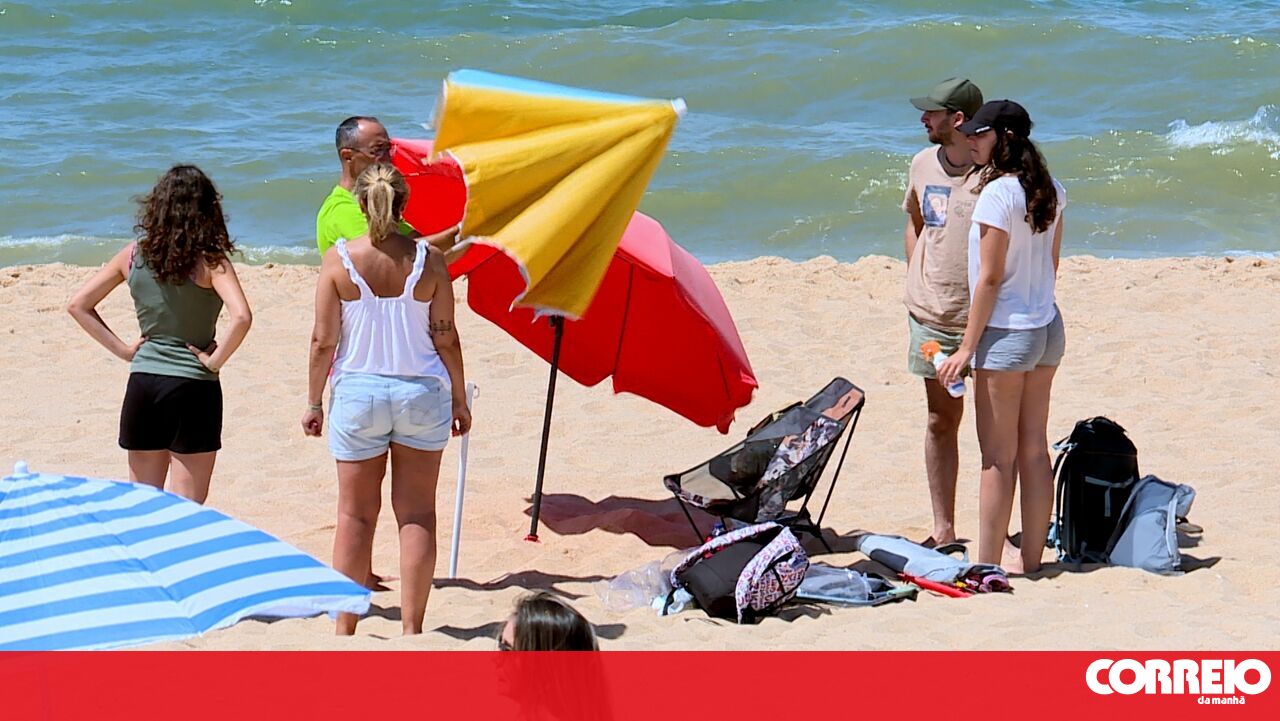Wind Deters Tourists from Algarve Beaches as Temperatures Set to Rise