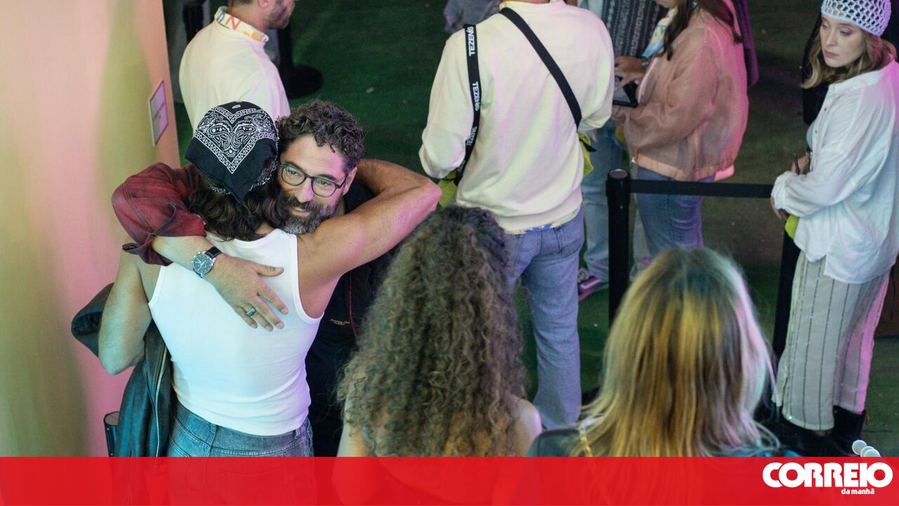Portuguese people have fewer friends in social gatherings among the youngest and the poorest