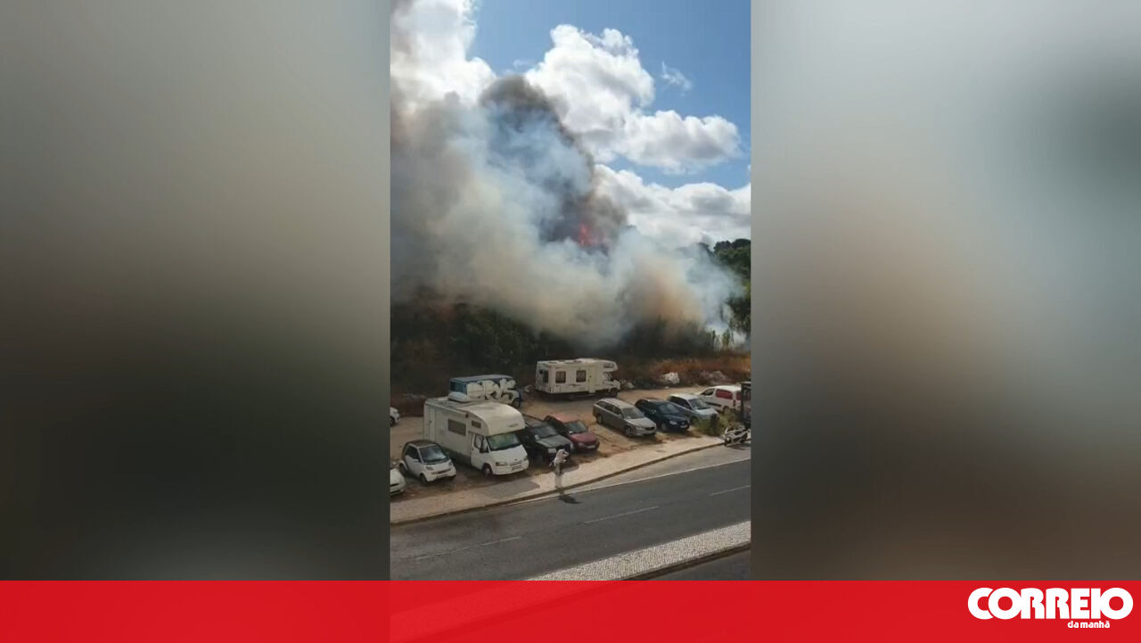 Lisbon on Alert: Vegetation Fire Erupts Near Parking Area, Threatens PSP Station